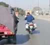 قانون کی خلاف ورزی ٹریفک پولیس وارڈن کو مہنگی پڑ گئی، ویڈیو وائرل