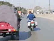 قانون کی خلاف ورزی ٹریفک پولیس وارڈن کو مہنگی پڑ گئی، ویڈیو وائرل