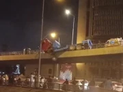 تیز رفتاری کا انجام، کراچی میں ٹریلر پل سے نیچے جھول گیا