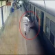 چلتی ٹرین سے گرنے والی خاتون کو ریلوے اہلکار نے بچالیا، ویڈیو وائرل