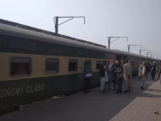 ڈیزل مہنگا ہوتے ہی مسافر ٹرینوں کے کرایوں میں پھر اضافہ