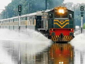 کراچی میں تیز بارش، اندرون ملک جانے والی تمام ٹرینوں کو اضافی اسٹاپ دے دیا گیا