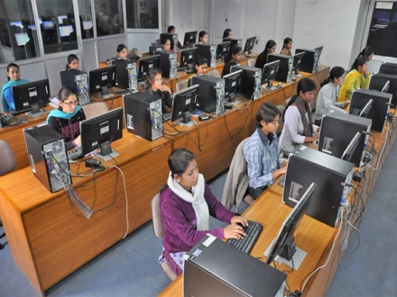 پنجاب حکومت کا ٹیکنیکل تربیت کیلئے 50 ہزار نوجوانوں کو اسکالرشپس دینے کا اعلان