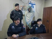 پشاور؛ زنانہ کپڑوں میں ملبوس موبائل اسنیچر خواجہ سرا گرفتار