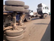 کراچی؛ قذافی ٹاؤن برج پر کنٹینر سے لدا ٹرالر الٹ گیا