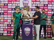 چیئر مین پی سی بی کی اسٹیڈیم آمد، جنوبی افریقا ویمنز کی کپتان کو ٹرافی دی