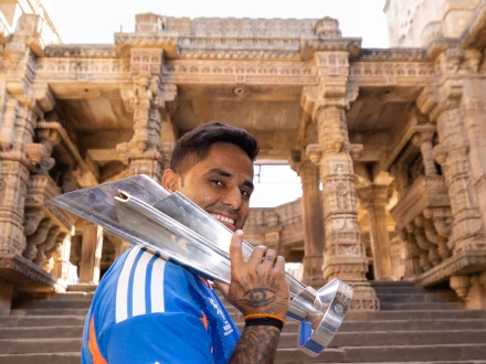 ٹی ٹوئنٹی ورلڈکپ ٹرافی مندر لے جانے پر جے شاہ سمیت کوچ اور کپتان پر شدید تنقید