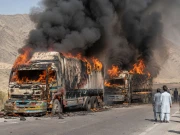 تفتان؛ مسلح افراد نے تجارتی سامان کے ساتھ ٹرکوں کو آگ لگا دی