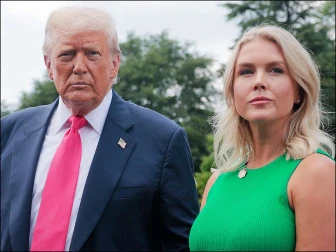 ’’مشین گن جیسے ہونٹ‘‘ سے مشہور ٹرمپ کی سیکریٹری نے ماں بننے کا اشارہ دے دیا