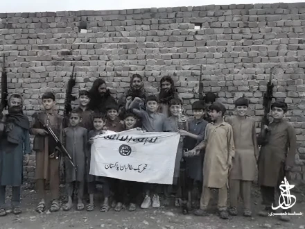 ٹی ٹی پی کے خوارج کا اصل چہرہ بے نقاب، بچوں کے ہاتھوں میں بندوق تھما دی