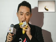 کرپٹو ٹائکون اربوں روپے میں خریدے فن پارے کا کیلا کھا گیا