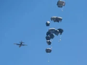 غزہ؛ متحدہ عرب امارات اور اردن کے طیاروں نے امدادی سامان پیرا شوٹ کے ذریعے گرایا 