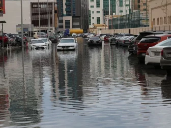 یو اے ای میں قیامت خیز بارشیں، پروازیں منسوخ، سڑکیں تالاب بن گئیں