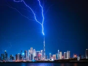 شدید بارش اور آندھی نے امارات کو ہلا دیا، سڑکیں زیر آب، سیلاب کا الرٹ جاری