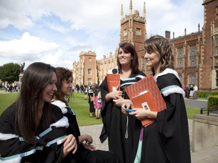 سیاسی پناہ کی درخواستوں کی بڑھتی ہوئی تعداد کے باعث ایڈمیشن پر پابندی عائد کی گئی