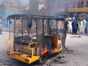نوشہرہ: سی این جی بندش کیخلاف احتجاج کے دوران رکشہ ڈرائیور نے اپنے رکشے کو آگ لگادی