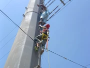 کراچی میں گھریلو مسائل سے تنگ شہری ہائی ٹینشن پول پر چڑھ گیا