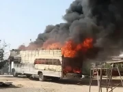 کراچی: گڈاپ میں کیرئیر ٹرک میں آگ لگنے سے کروڑوں روپے کی 74 نئی موٹر سائیکلیں جل گئیں