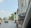 کراچی: پورٹ قاسم کے قریب ٹرالر نہ روکنے پر ٹریفک پولیس اہلکار ٹرک پر لٹک گیا