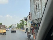 کراچی: پورٹ قاسم کے قریب ٹرالر نہ روکنے پر ٹریفک پولیس اہلکار ٹرک پر لٹک گیا