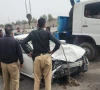 کراچی: پولیس کے تعاقب پر انڈین گٹکے سے بھری کار بے قابو ہوکر فٹ پاتھ سے ٹکرا گئی