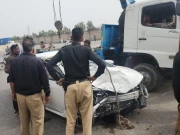 کراچی: پولیس کے تعاقب پر انڈین گٹکے سے بھری کار بے قابو ہوکر فٹ پاتھ سے ٹکرا گئی