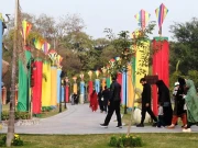 بسنت کے موقع پر لاہور سفاری زو کو رنگ برنگی پتنگوں سے سجا دیا گیا