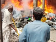 بلدیہ رشید آباد میں کباڑ کے گودام میں آتشزدگی، سامان جل کر خاکستر