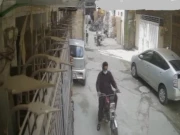 لاہور: نوسرباز نے بیٹے کا دوست بن کر معمر خاتون سے جیولری چھین لی، ویڈیو سامنے آگئی