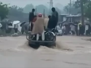 خیبر پختونخوا میں شدید بارش سے متاثرہ علاقوں میں ایف سی جوان مدد کیلئے پہنچ گئے