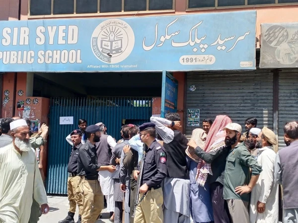 جی بی اے 2 پولنگ اسٹیشن نمبر 403 پر لیگی کارکنان اور جیالوں 