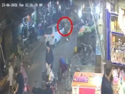 کراچی، تیز رفتار بے قابو گاڑی نے بائیک سوار اور راہگیروں کو روند ڈالا، ایک خاتون جاں بحق