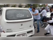 کراچی: کم عمر ڈرائیور ڈی آئی جی کے سامنے پولیس کو چکمہ دے کر فرار، ویڈیو وائرل