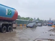 کراچی؛ پانی کی لائن ٹوٹنے سے یونیورسٹی روڈ دریا کا منظر پیش کرنے لگی