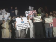 کراچی: مصطفیٰ عامر کے والدین کا سول سوسائٹی کے ہمراہ سی ویو کلاک ٹاور کے قریب احتجاج