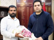 کراچی: اہلکاروں کی بدتمیزی کا نشانہ بننے والے پھل فروش کو ایس ایس پی کی جانب سے گلدستہ پیش 