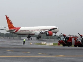 بھارتی طیارے میں بم کی جھوٹی اطلاع؛ ممبئی ایئرپورٹ پر ہنگامی لینڈنگ