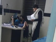 راولپنڈی: بینظیربھٹو جنرل اسپتال میں ڈاکٹر کےغیر پیشہ ورانہ رویےکی تصویر وائرل، حکام کا نوٹس