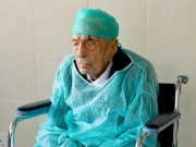 پاکستانی ڈاکٹرز کا بڑا کارنامہ، پیچیدہ آپریشن کرکے 101 سالہ بزرگ کی بینائی بحال کردی