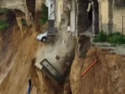 اطالوی جزیرے سسلی میں لینڈ سلائیڈنگ میں عالیشان گھر زمین بوس؛ ویڈیو وائرل