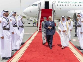 وزیرِ اعظم اعلی سطح وفد کے ہمراہ دوحہ پہنچ گئے