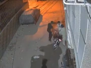 کراچی: اسٹریٹ کرائم کی ایک اور واردات، شہری موٹر سائیکل اور نقدی سے محروم، ویڈیو سامنے آگئی