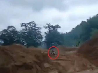 بھارت: لینڈ سلائڈنگ کی زد میں آنے والے موٹرسائیکل سوار کی دل دہلادینے والی ویڈیو