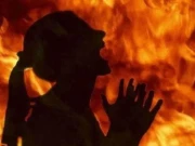 لاہور: گھریلو جھگڑے پر خاوند نے بیوی پر پٹرول چھڑک کر آگ لگا دی