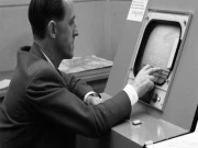 دنیا کا سب سے پہلا ٹچ اسکرین آلہ کس نے بنایا؟