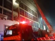 کراچی: عبداللہ ہارون روڈ پر واقع شاپنگ سینٹر میں لگنے والی آگ پر قابو پا لیا گیا