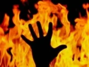 کراچی: سرجانی ٹاؤن میں ناراض بیوی کو منانے کے دوران شوہر نے خود پر پیٹرول چھڑک کر آگ لگالی