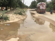 کراچی میں پانی کا بحران، بفرزون میں واٹر لائن سے روزانہ ہزاروں گیلن پانی ضائع، حکام خاموش تماشائی