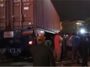 کراچی: ڈیفنس لائبریری کے قریب ٹریلر ڈرائیور سے بے قابو ہوکر بنگلے میں گھس گیا