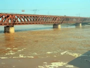 چشتیاں: ستلج میں پانی کی سطح بلند، بند ٹوٹنے سے پانی گھروں میں داخل، 50 کے قریب بستیاں زیرِآب